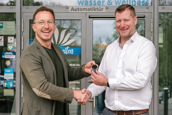 Foto: Timo Ukena nimmt symbolisch eine Smartwatch zur Einweihung des Lynxight-Ertrinkungserkennungssystems entgegen