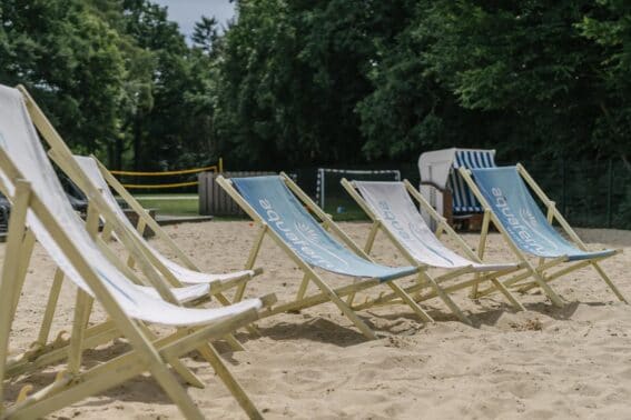 Klappstühle im Sand im Außenbereich des aquaferrum