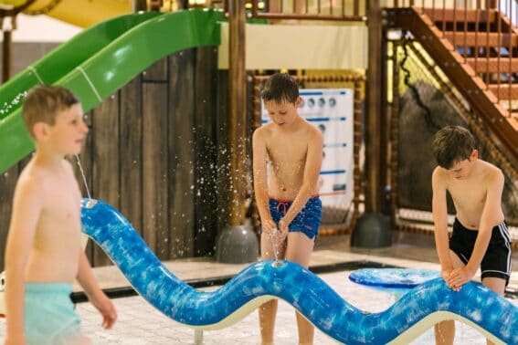 Kinder an den Wasserspielen im Erlebnisbereich des aquaderrum