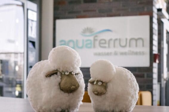 Ostergruß – Deko-Schafe im Eingangsbereich des aquaferrum