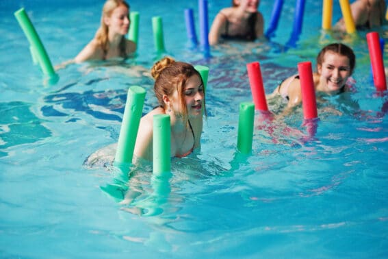 Frauen im Pool, mit Poolnudeln