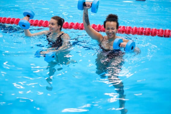 Frauen im Pool, die Aquajogging betreiben