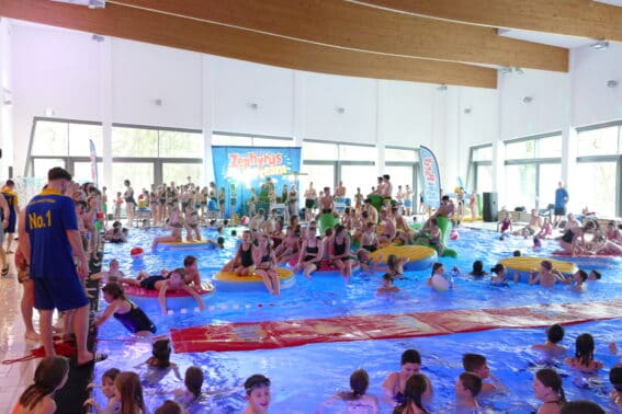 Bild einer Pool Party im aquaferrum mit vielen Personen im und am Pool