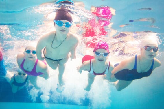 Im Pool tauchende Kinder mit Schwimmbrillen