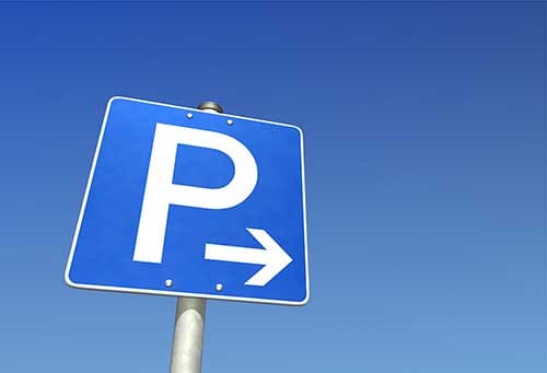 Parkplatzschild am aquaferrum