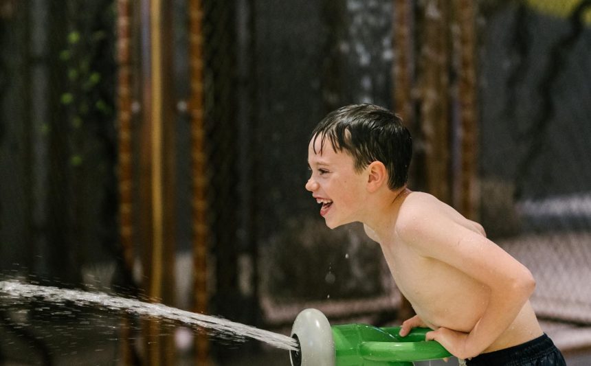 Kind an den Wasserspielen im Erlebnisbereich des aquaferrum