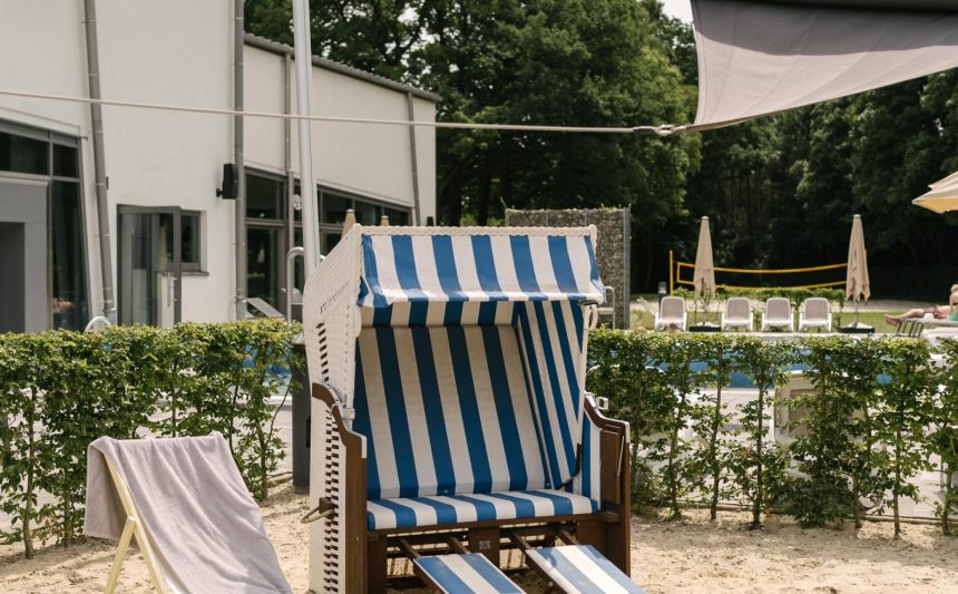 Strandkorb am Sandstrand im Außenbereich des aquaferrum