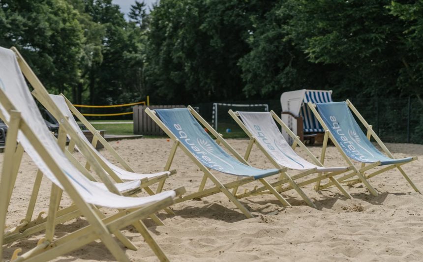 Klappstühle im Sand im Außenbereich des aquaferrum