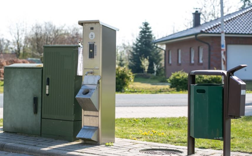 Wasserspender und Mülltonnen vor dem aquaferrum